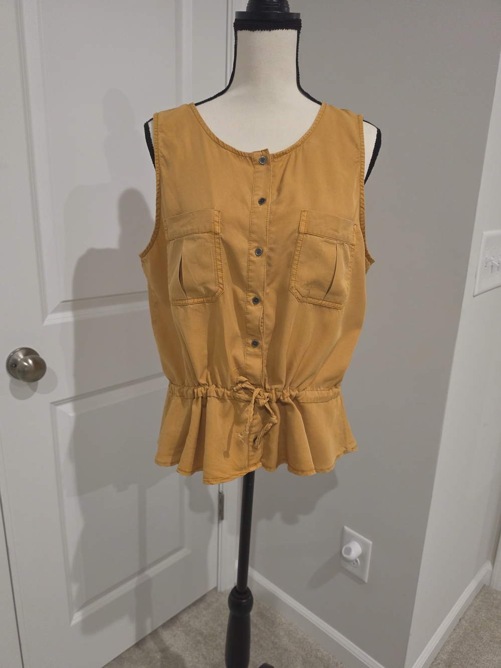 Vince Camuto Mustard Sleeveless Button-Front Drawstring Peplum Tank